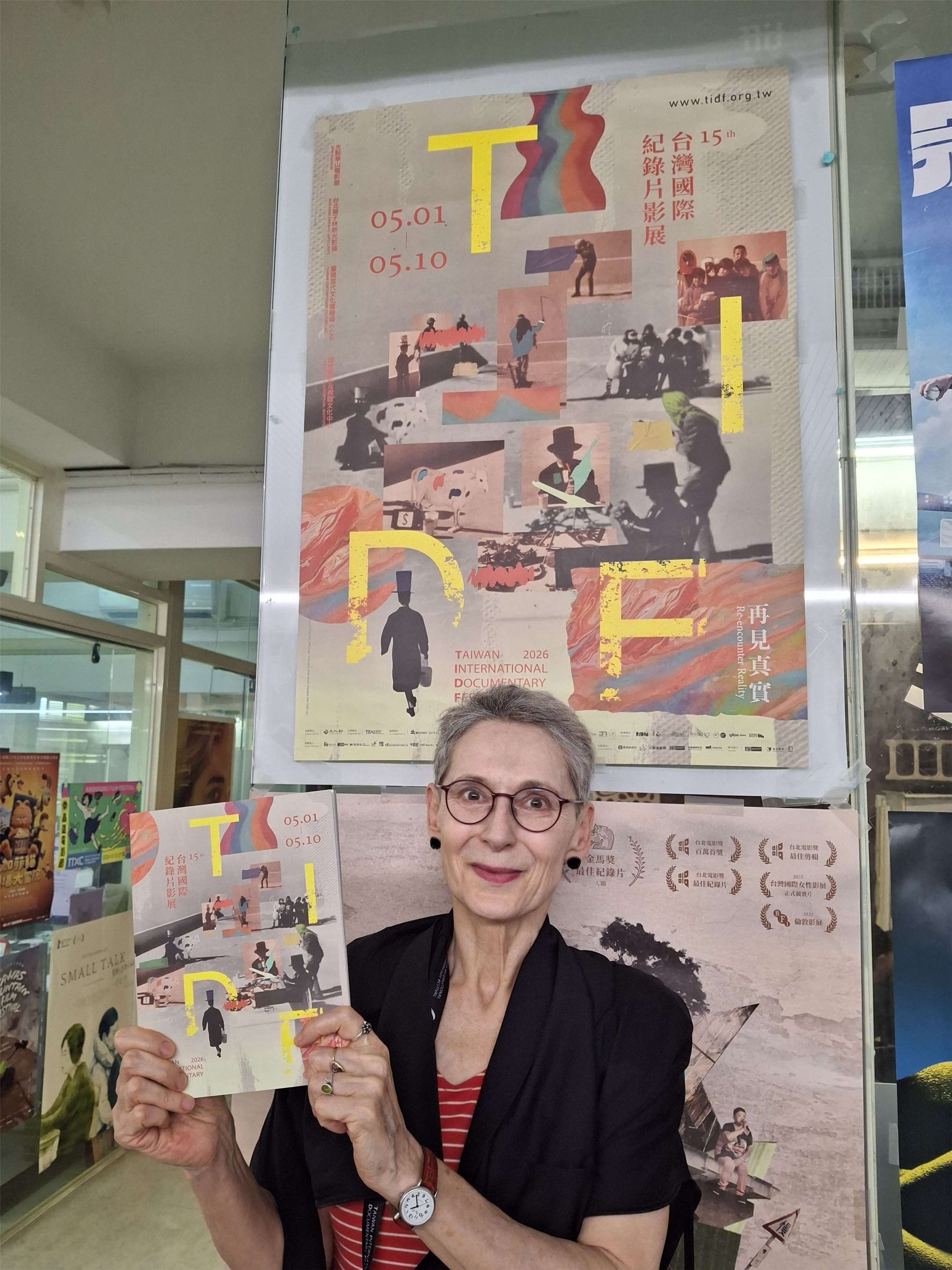 Stefanie avec l'affiche du TIDF (photo : aimable crédit)