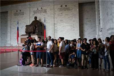Touristes au mémorial Chiang Kai-shek à Taipei (photo : Sasa)
