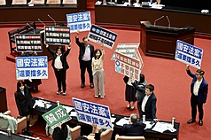 Au Yuan législatif, des membres du DPP protestent contre l'opposition qui refuse de mettre le budget général et la loi sur la sécurité nationale à l'ordre du jour (photo CNA)
