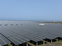 La centrale photovoltaïque de Weineng Energy, située dans le comté de Yunlin, produit chaque jour suffisamment d'électricité pour alimenter 90 000 foyers. S'étendant sur 226 hectares, elle est actuellement la plus grande centrale photovoltaïque de Taïwan, avec 680 000 panneaux solaires. (Photo : CNA)