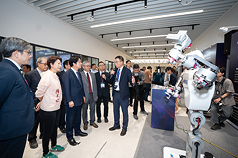 Inauguration du centre national de recherche en robotique intelligente par le Chef de l'Etat Lai Ching-te (photo CNA, fournie par la comission nationale des sciences)