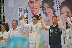 Huang Kuo-chang, candidat à la mairie de Taipei, a tenu son premier meeting de campagne à Sanchong, dans le Nouveau Taipei,  le 11 avril 2026 accompagné du fondateur du TPP Ko Wen-je (Image CNA)