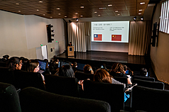 Des étudiants assistent à une série de cours sur l'histoire de Taïwan à INALCO, à Paris. (photo, CNA)