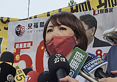 Plus de 30 associations ont manifesté aujourd'hui devant le siège du Yuan exécutif et déposé une pétition suite à l'affaire Kai Kai et la condamnation d'une travailleuse sociale à deux ans de prison pour homicide involontaire (photo CNA)