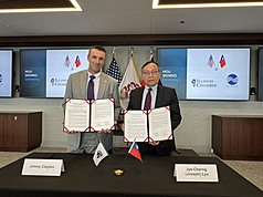Joseph Lyu, président de l’Association taïwanaise de coopération économique internationale, et Jimmy Clayton, président de la Chambre de commerce d’Illinois, ont signé un protocole d’entente visant à promouvoir et institutionnaliser les échanges commerciaux et les investissements entre Taïwan et l’Etat de l’Illinois. (photo : CNA)