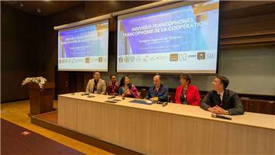 Ouverture du Congrès régional de l’APFT, à l’occasion des 30 ans de l’association, à NTU. De gauche à droite : Ghislain Mouton, délégué de la Société japonaise de didactique du français, Sophie Undorf-Bouvier, présidente de la Commission Asie-Pacifique de la Fédération Internationale des Professeurs de français, Preeti Bhutani, présidente de la FLE Educators Association, Eric De Payen, président de l’Association des professeurs de français de Taïwan, Ahmad Kamil Bin Ghazali, président de l’Association malaisienne des professeurs de français et Thanawit Kraiperm, délégué de l’Association thaïlandaise des professeurs de français (Photo : Maximilien Dersch)  
