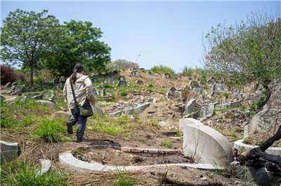 Lee Yen-ping arpentant le cimetière de Nanshan à Tainan (photo : Sasa)