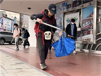 「高中生的循環經濟」執行長黃若寧發起「環島撿菸蒂」行動。(圖：黃若寧提供)