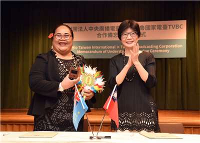 L'ambassadrice de Tuvalu à Taïwan Lily Tangisia Faavae (à gauche) et Cheryl Lai, la présidente de RTI (à droite), lors du renouvelement de la coopération avec la TVBC de Tuvalu (photo : Rti)