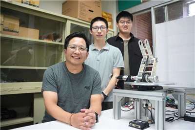 Une équipe de l'université nationale centrale de Taïwan présente son bras robotique anti-perturbation et de haute précision (photo de la NCU)