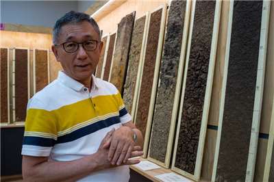 Le professeur Hseu Zeng-yei, spécialiste des sols de la faculté de chimie agricole de l'Université nationale de Taïwan (NTU) fait visiter le musée des sols de l'université (photo : Sasa / RTI)
