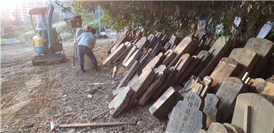 Dépôt de pierres tombales du cimetière public numéro 1 de Xindian avant déplacement vers un lieu de stockage temporaire en 2019 (photo : James X. Morris) 