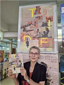 Stefanie avec l'affiche du TIDF (photo : aimable crédit)