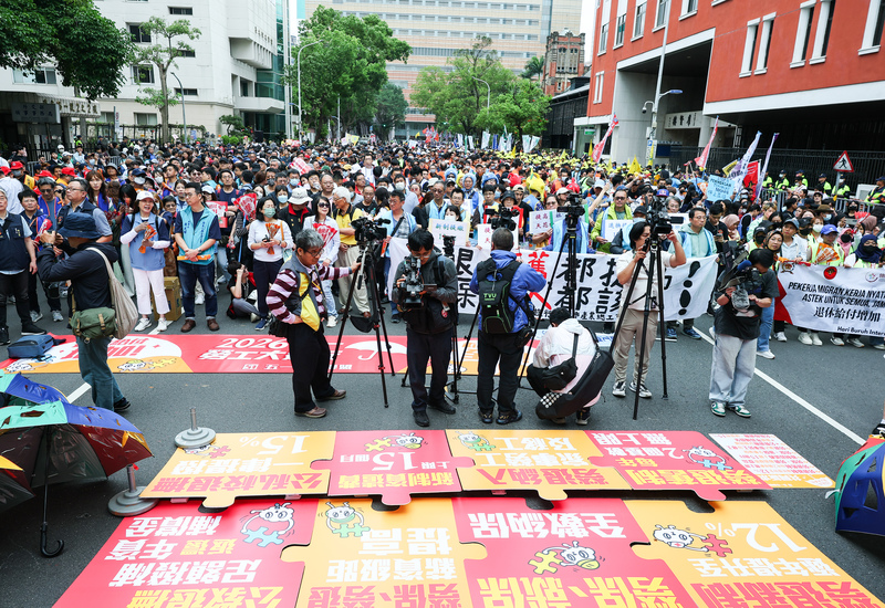 Cortège du défilé du premier mai à Taipei, ici arrivé devant le siège du Parlement (photo CNA)