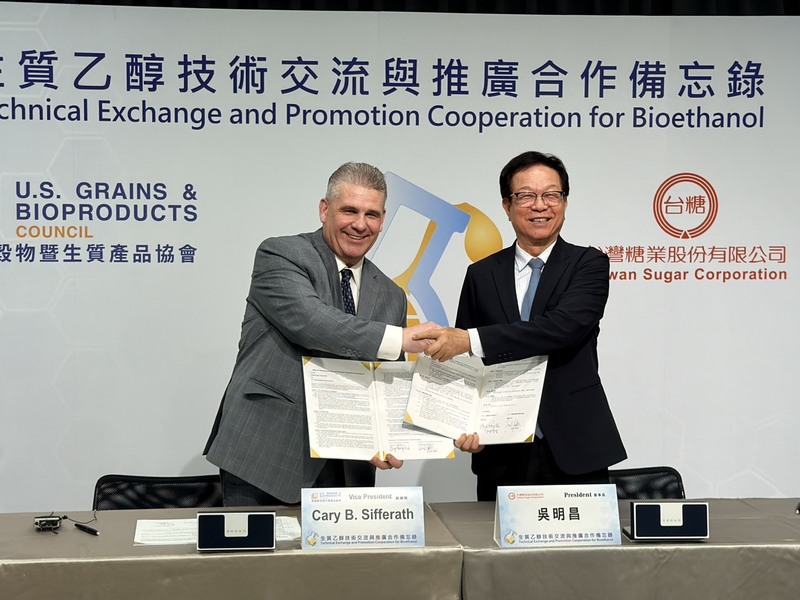 La compagnie nationale sucrière Taiwan Sugar Corporation et l’US Grain & Biomass Council signent un protocole d'entente sur l'échange et la promotion des technologies du bioéthanol (photo : CNA) 
