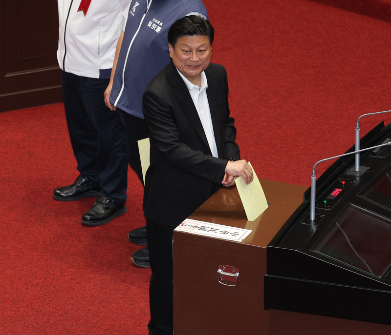Fu Kun-chi, le chef de file du KMT, vote symboliquement la destitution du Président Lai Ching-te (photo CNA)