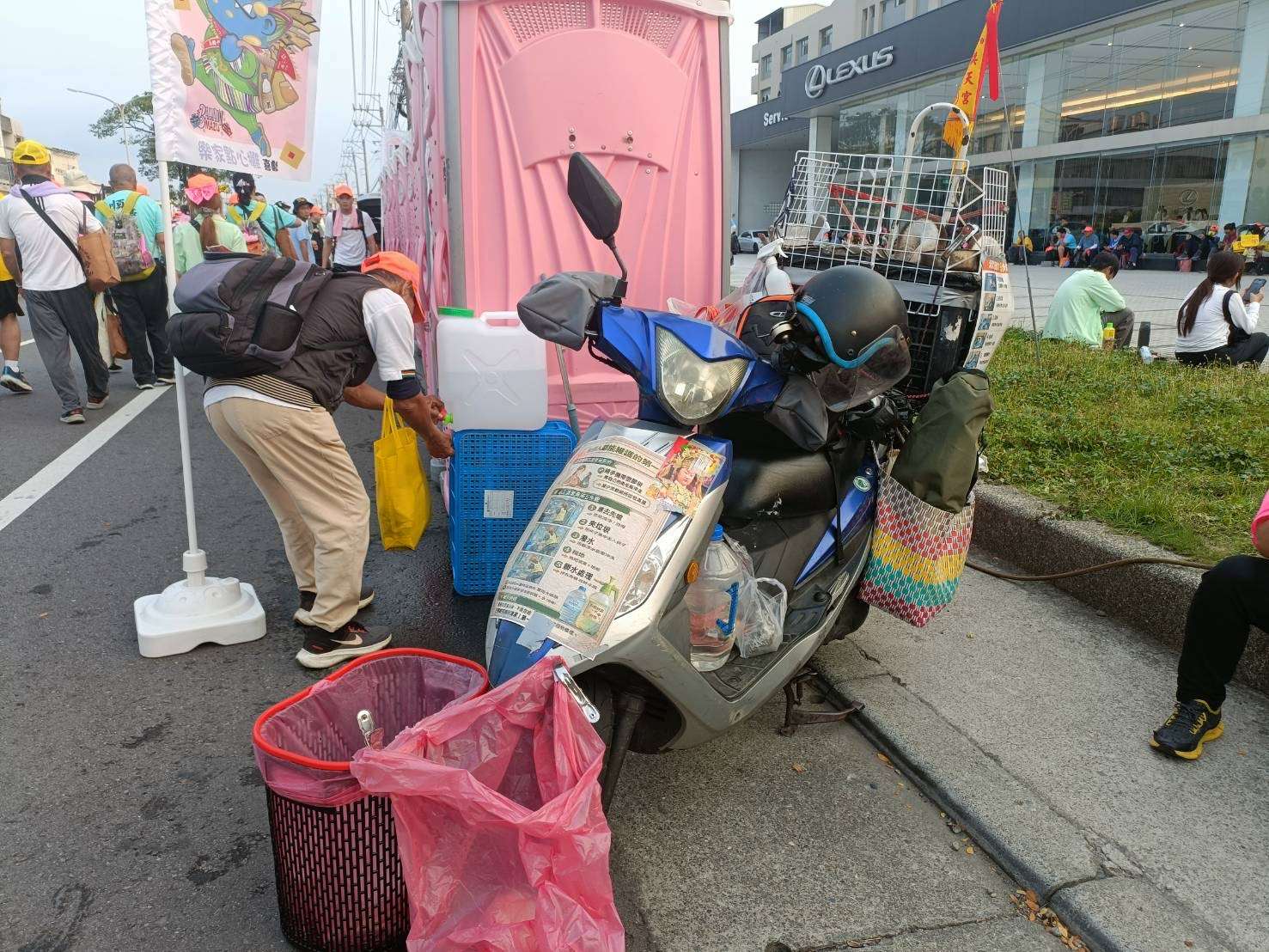 Siami a apporté son matériel de nettoyage et un bidon d'eau pouvoir pour se laver les mains (photo Siami)