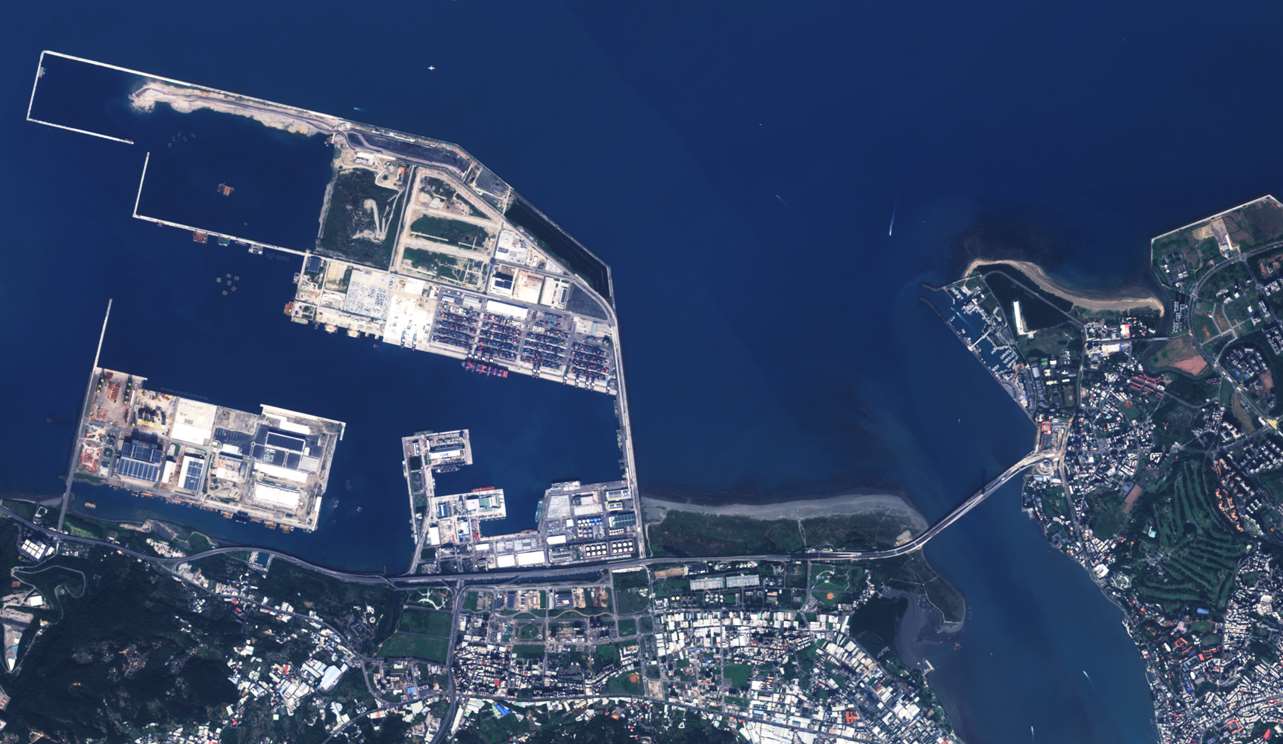 Cliché aérien pris par le satellite Chi Po-lin. On aperçoit le pont Danjiang récemment inauguré et le port de Taipei (image fournie par le Conseil national des sciences et technologies)