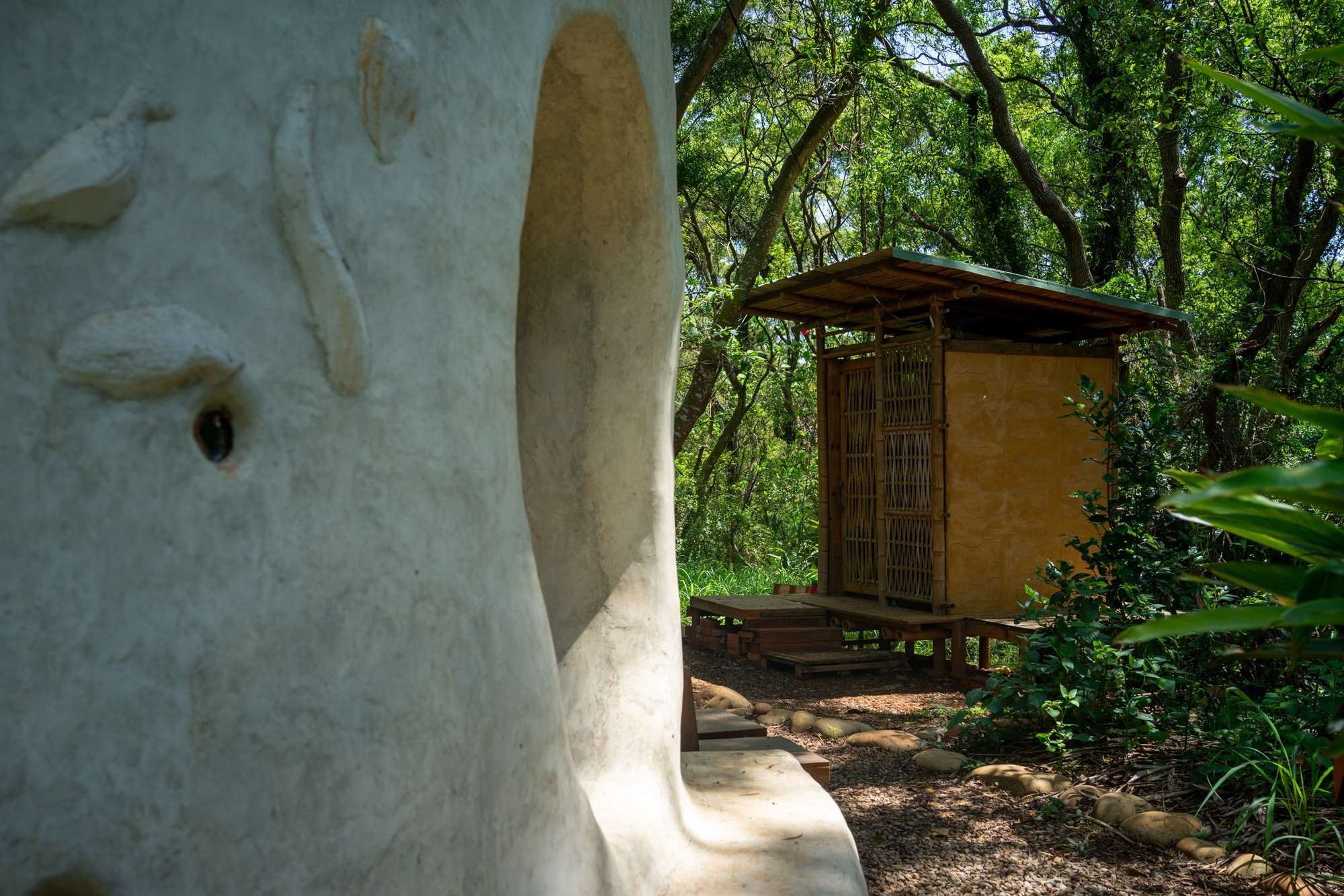 Après le bâtiment central en sacs de terre, l'association a construit de magnifiques toilettes sèches... probablement les plus belles de tout Taïwan ! (photo : Sasa)