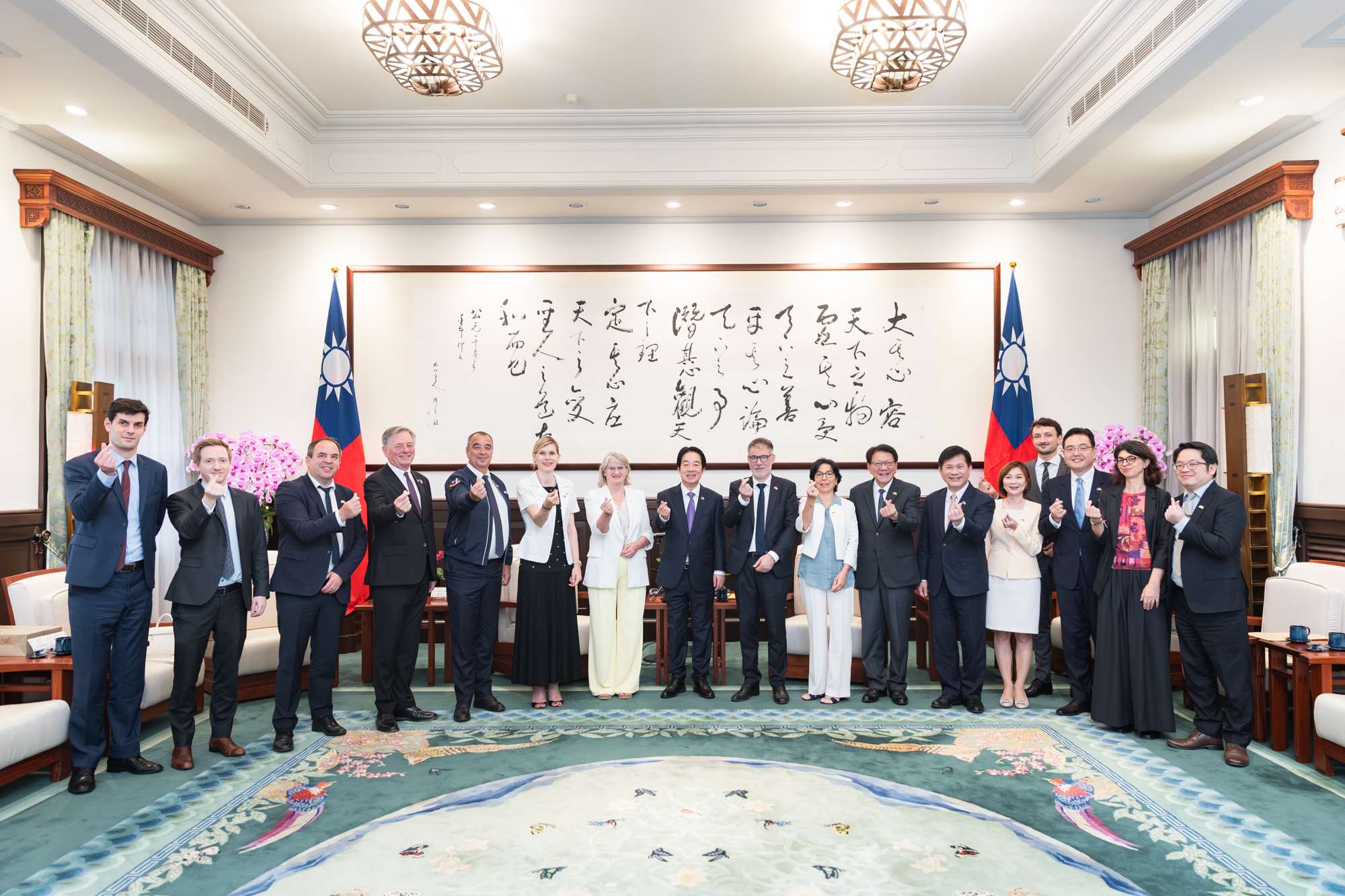 Lai Ching-te reçoit une délégation parlementaire de la France dirigée par la présidente du groupe d'amitié France-Taïwan à l'Assemblée nationale Marie-Noëlle Battistel (Photo Palais présidentiel)