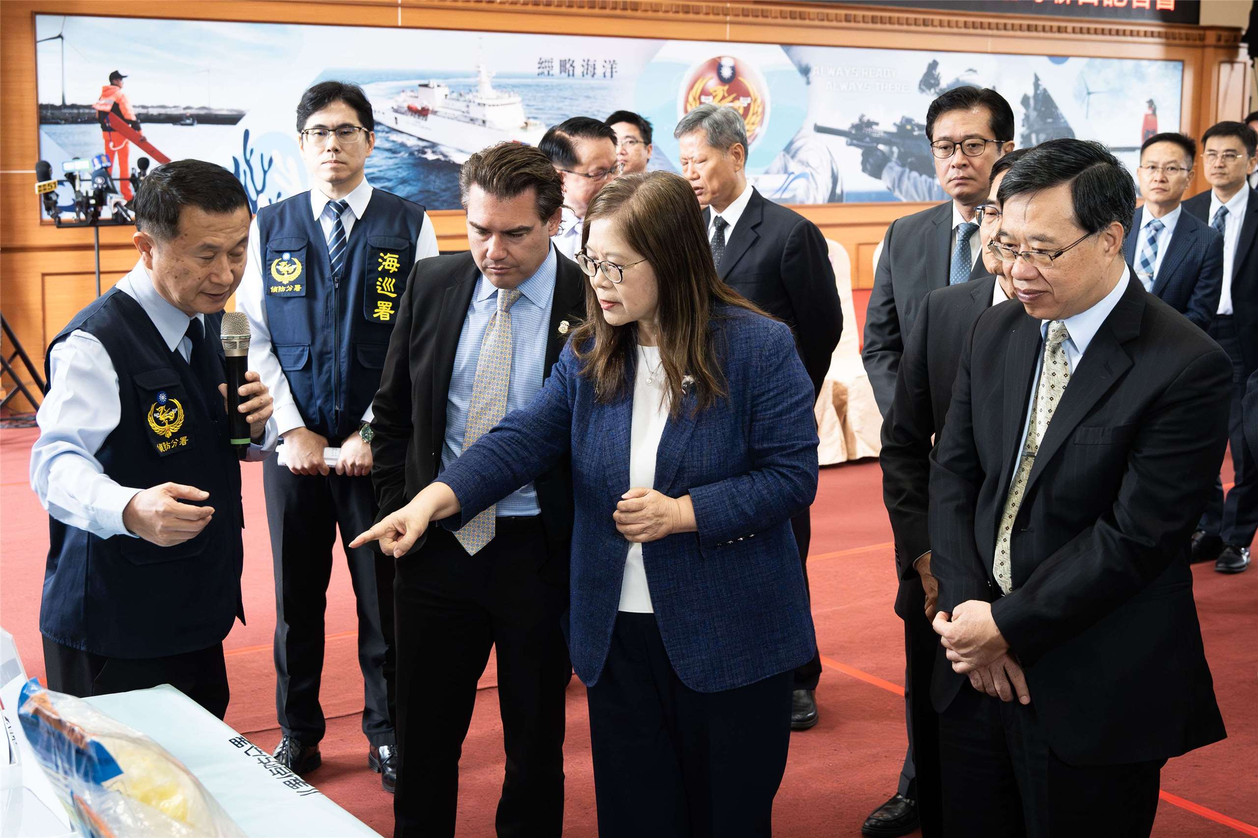 La présidente de la Commission des affaires océaniques Kuan Bi-ling et Brian Sherota, directeur des enquêtes  du Département américain de la Sécurité intérieure (HSI) à Taipei, après une prise de 23,3 kg d'héroïne grâce à une coopération taïwano-américaine (photo : RTI / 楊仁翔)