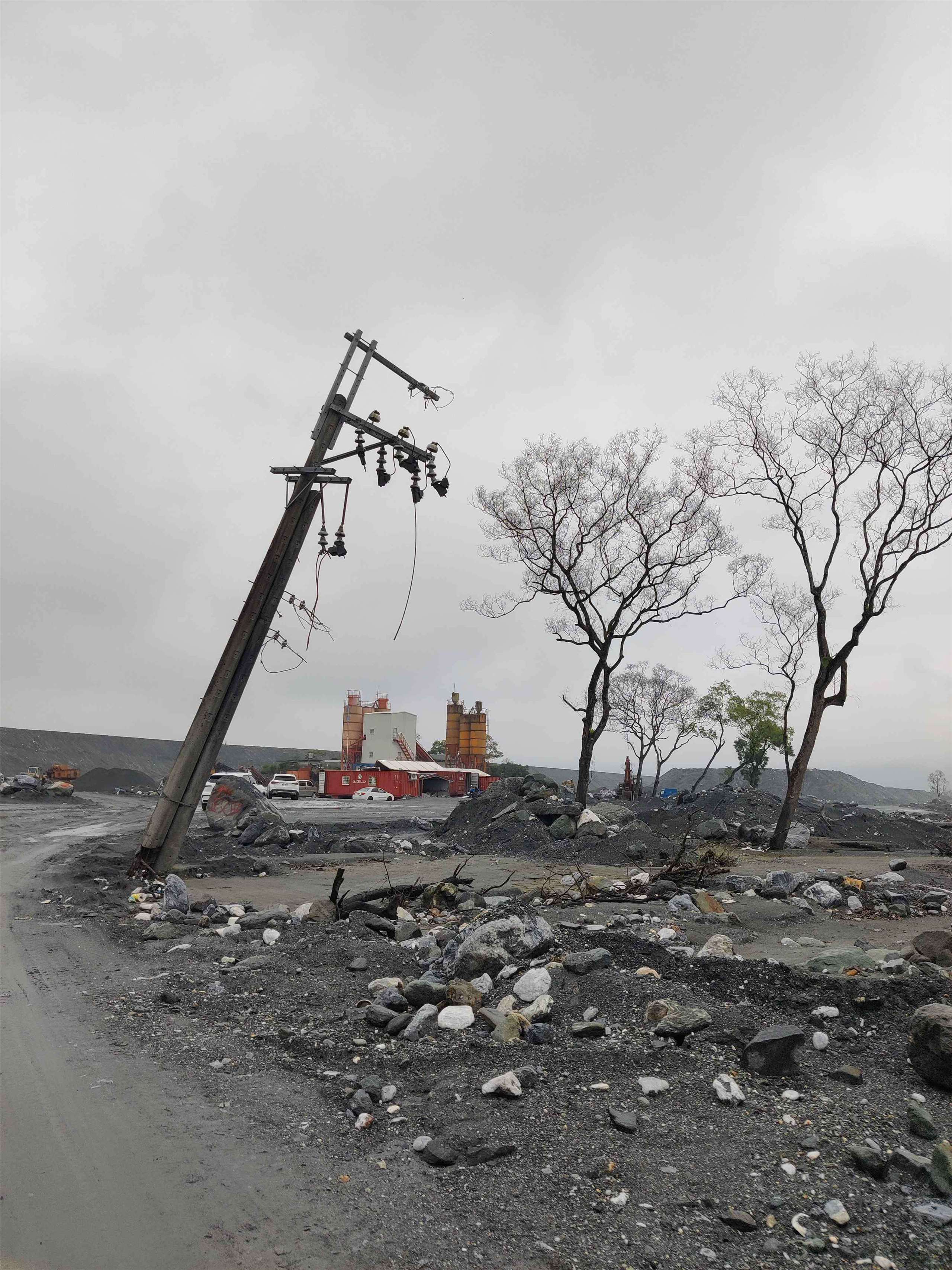 Paysage lunaire à Guangfu (comté de Hualien) six mois après la coulée de boue du lac Fata'an en septembre 2025 qui a fait 19 victimes. Une usine de béton a été reconstruite sur le sable qui recouvre les décombres, et parfois même les corps des victimes (photo : Grégoire Ramé)