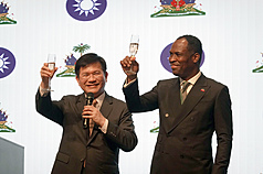 Taïwan et Haïti célèbrent 70 ans de relations diplomatiques tournées vers l’avenir lors d'une réception organisée par l'ambassadeur Roudy Stanley Penn (à d.) et le chef de la Diplomatie Lin Chia-lung (à g.) (photo CNA)