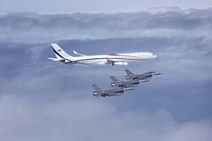 Retour du Président Lai Ching-te de sa visite en Eswatini, à bord de l'avion privé du roi, escorté par des F-16 (photo : agence de presse militaire taïwanaise)