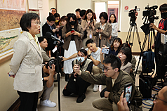 Journalistes à Taïwan interviewant la ministre de l'Intérieur (photo d'illustration, CNA)