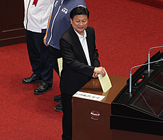 Fu Kun-chi, le chef de file du KMT, vote symboliquement la destitution du Président Lai Ching-te (photo CNA)