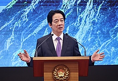 Lai Ching-te donne son discours (photo CNA)