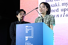 Lin King (droite) donne un discours lors de la remise du International Booker Prize, le 19 mai à Londres, aux côtés de Yang Shuang-zi (photo CNA)