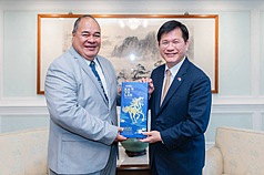 Le ministre des Affaires étrangères de Tuvalu, Paulson Panapa (g.) est reçu par le ministre Lin Chia-lung (林佳龍) à Taipei. (photo CNA, fournie par le ministère des Affaires étrangères)