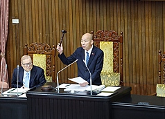 Le président du Parlement Han Kuo-yu (韓國瑜) annonce l'adoption en séance plénière du budget spécial de la défense pour les acquisitions dont les Etats-Unis ont déjà émis la lettre d'offre (photo CNA)