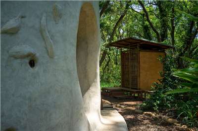 Après le bâtiment central en sacs de terre, l'association a construit de magnifiques toilettes sèches... probablement les plus belles de tout Taïwan ! (photo : Sasa)
