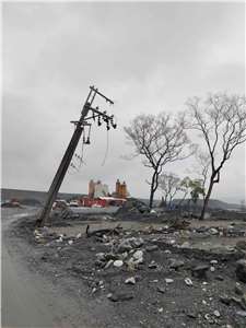 Paysage lunaire à Guangfu (comté de Hualien) six mois après la coulée de boue du lac Fata'an en septembre 2025 qui a fait 19 victimes. Une usine de béton a été reconstruite sur le sable qui recouvre les décombres, et parfois même les corps des victimes (photo : Grégoire Ramé)