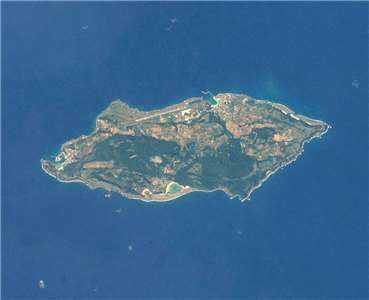 L’île de Yonaguni (Image : Image Science and Analysis Laboratory, NASA-Johnson Space Center. "The Gateway to Astronaut Photography of Earth.", Public domain, via Wikimedia Commons)