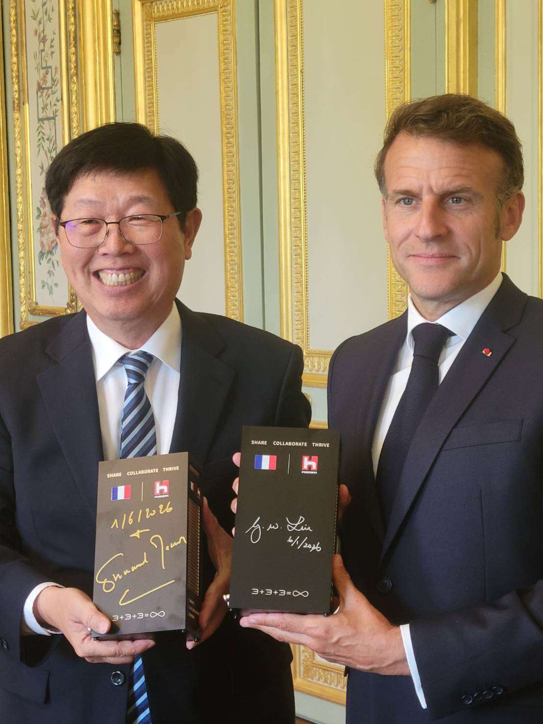 Liu Young-way (劉揚偉), le président de groupe Foxconn,  a remis au président français Emmanuel Macron un échantillon du tout dernier modèle de rack de serveurs de Foxconn, préfigurant les racks qui seront fabriqués en France par Foxconn en partenariat avec Bull. (Photo: Bureau français de Taipei)