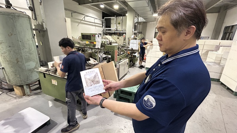 Réimpression de 100 000 exemplaires de « Taïwan Travelogue » en quelques jours : les machines ont fonctionné en continu pour absorber la demande (photo CNA)
