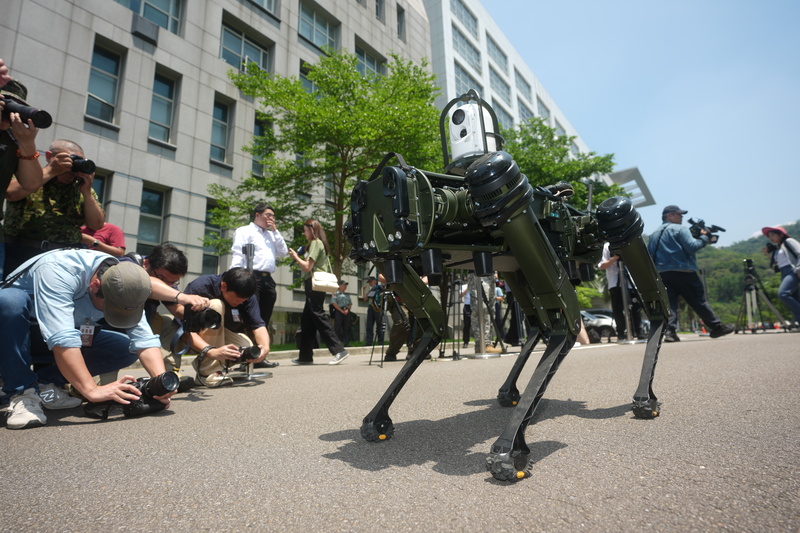 L'Institut national Chung Shan de sciences et technologies a dévoilé la semaine dernière pour la première fois trois modèles de chiens robots militaires aux fonctions différentes (photo CNA)