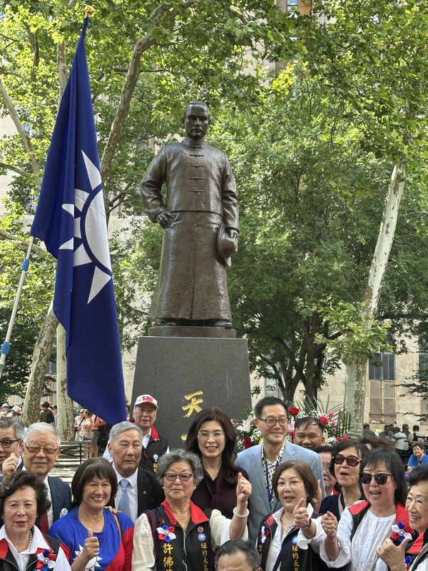 Cheng Li-wun (2e rang, centre) dépose des fleurs devant la statue de Sun Yat-sen à New York, lors de son voyage aux États-Unis (photo CNA)