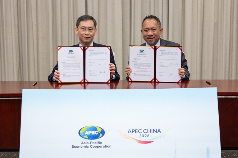 Le directeur du Département des organisations internationales Sun Chien-yuan (à g.) et le directeur exécutif du secrétariat de l’APEC Eduardo Pedrosa (à d.) ont signé un protocole d'entente sur un financement taïwanais pour la santé publique (photo, CNA)