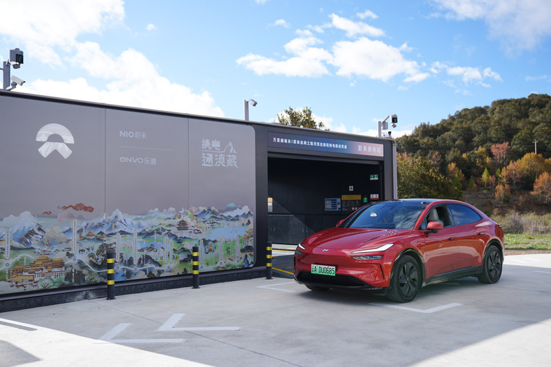 La Chine enregistre une croissance impressionnante de ses exportations de véhicules électriques. Cette année, pour le 50e anniversaire de l'ouverture de la route entre le Yunnan et le Tibet, le gouvernement chinois promeut l'idée de voyager facilement au Tibet depuis le Yunnan en voiture électrique. (Image : China News Service)