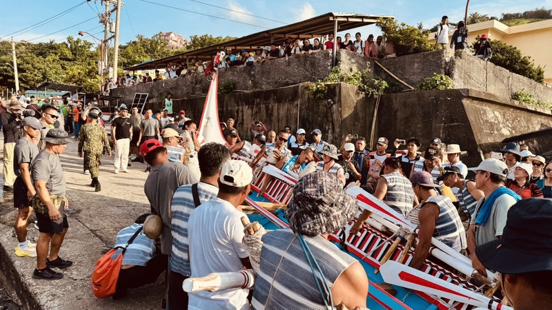Arrivée de la grande pirogue à l'île de Batan (photo fournie par Maraos, CNA)
