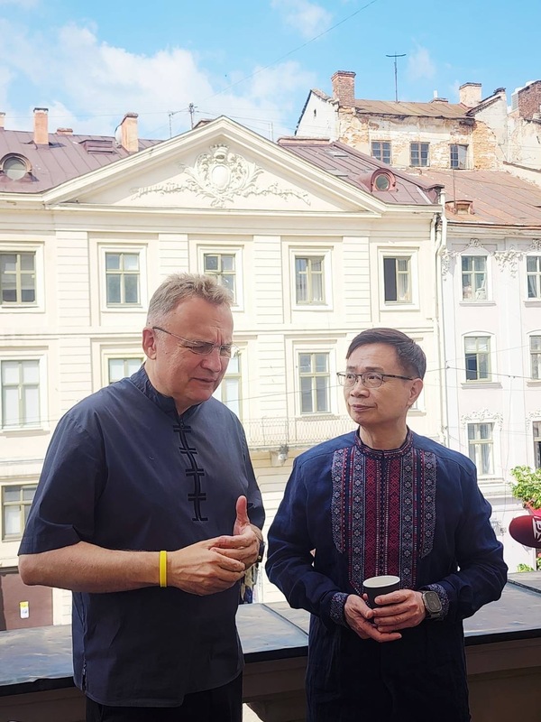 Le président de TAITRA James Huang rencontre le maire de Lviv Andriy Sadovyi (photo, CNA)