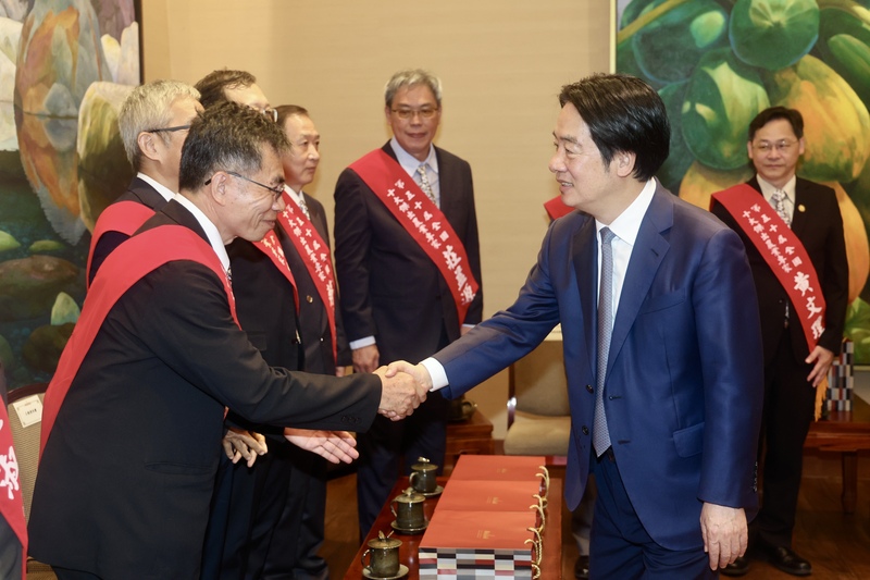 Le président Lai Ching-te (à d.) reçoit les meilleurs experts agricoles au palais présidentiel (photo, CNA)