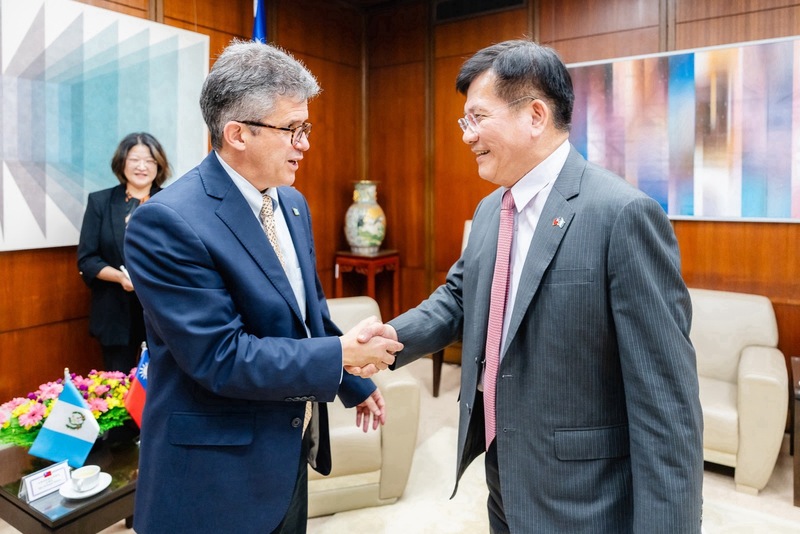 Le ministre de la Santé du Guatemala Joaquin Barnoya est arrivé hier à Taipei pour assister aux célébrations du 30e anniversaire du Fonds international de coopération et de développement (ICDF) (Image : CNA)