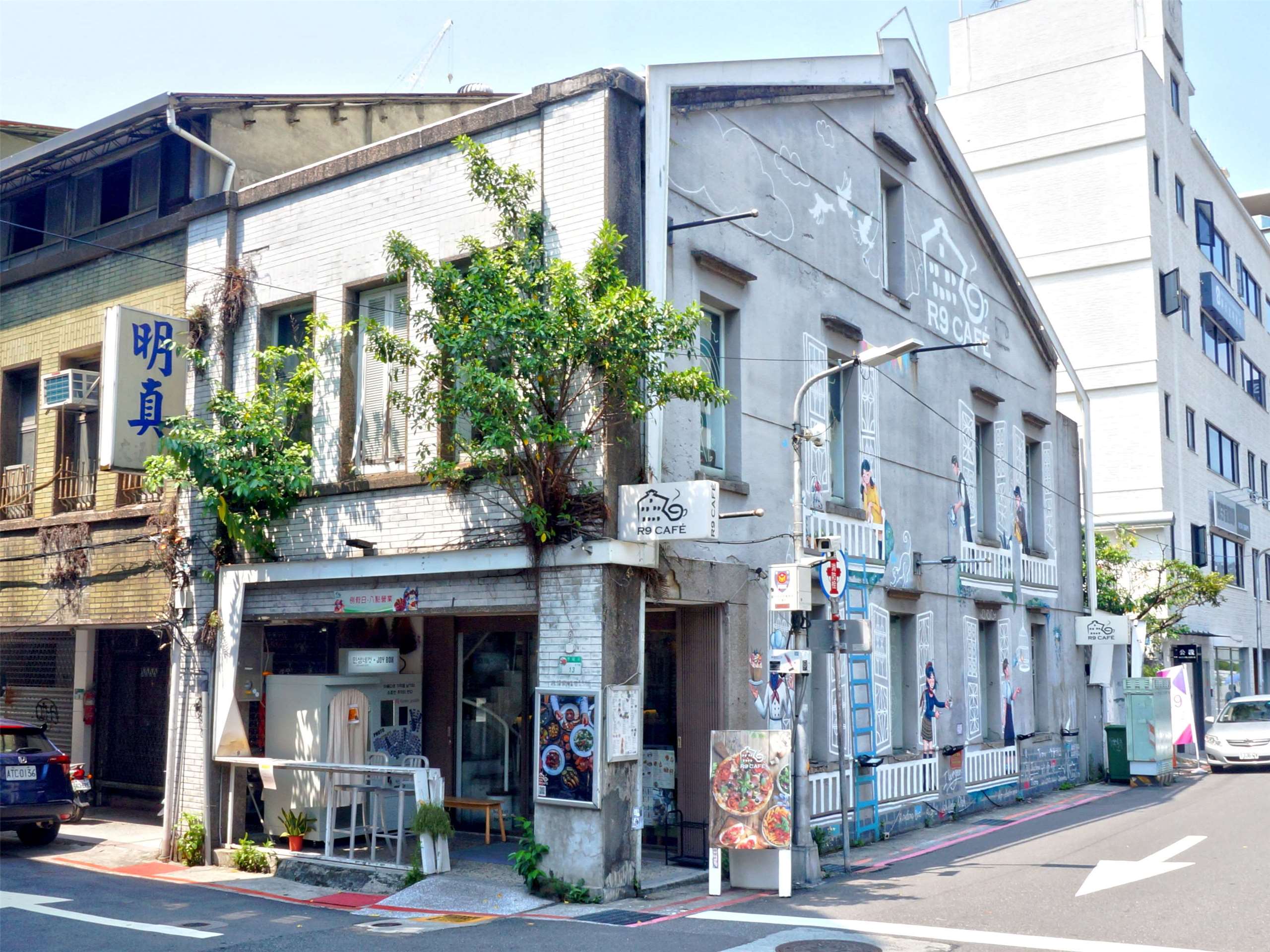 R9 Café Taipei Store (source: wikimedia commons)