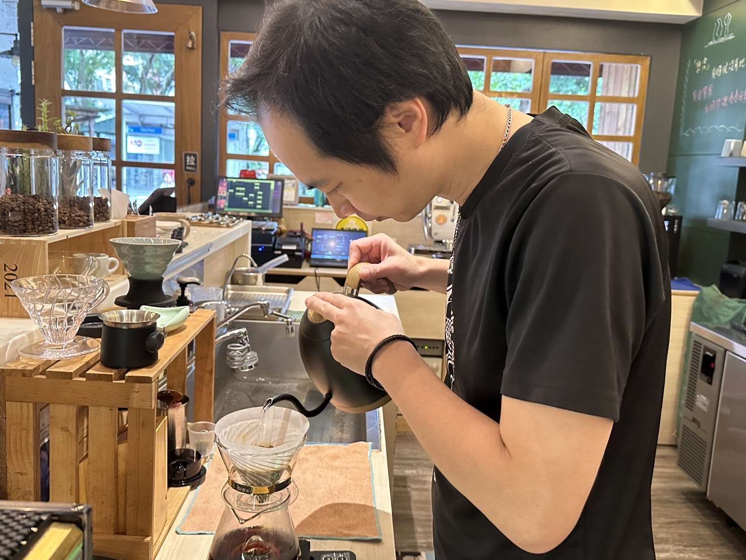 A-di, heureux et tout nouveau propriétaire d'un café situé dans un quartier résidentiel de l'arrondissement de Xinyi (Image : RTI)
