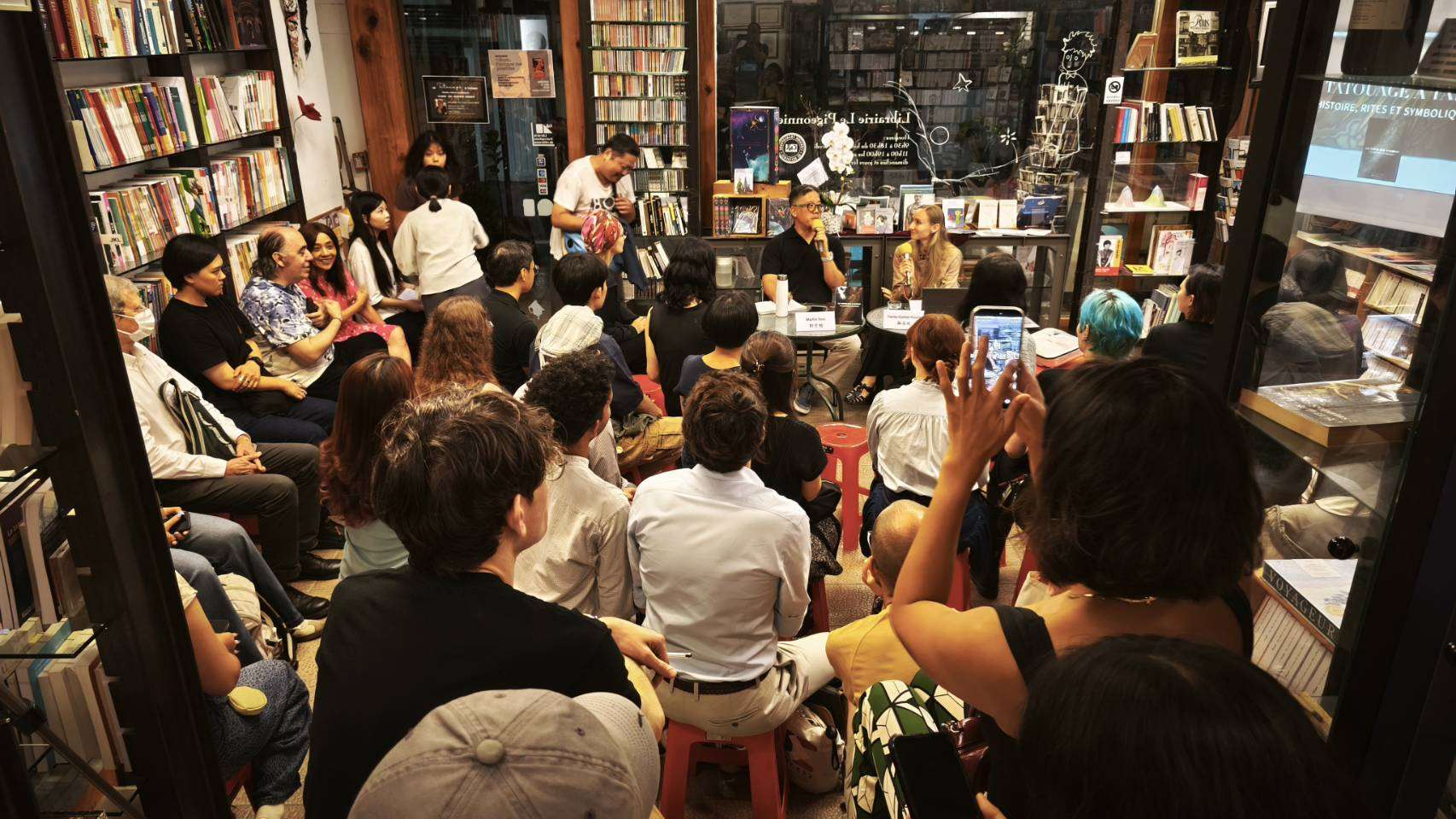 Fanny Guinot-Hsueh présente le fruit de ses recherches sur le tatouage à Taïwan à la librairie Le Pigeonnier à l'occasion de la parution de son livre (photo Jonathan Geoffroy)